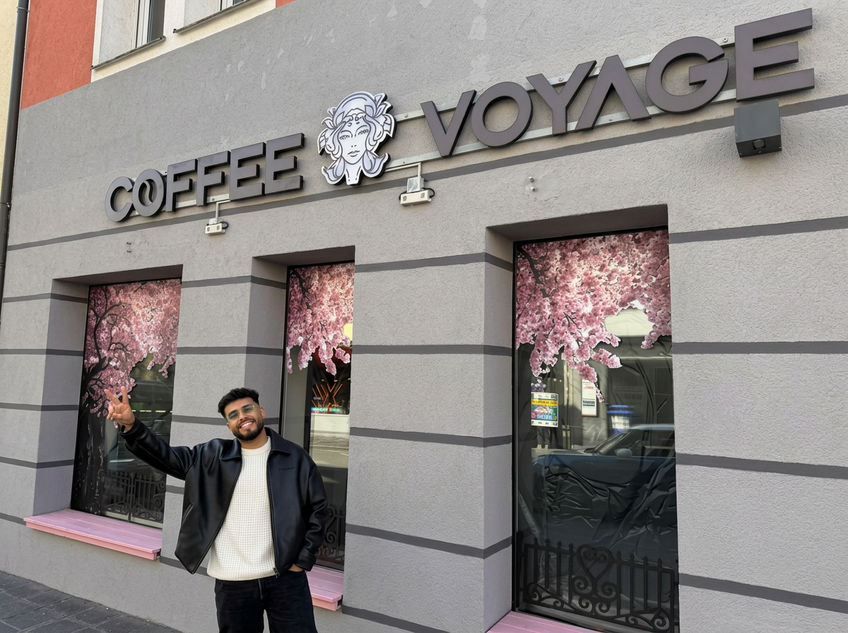 Raed vor dem Coffee Voyage Café in Nürnberg